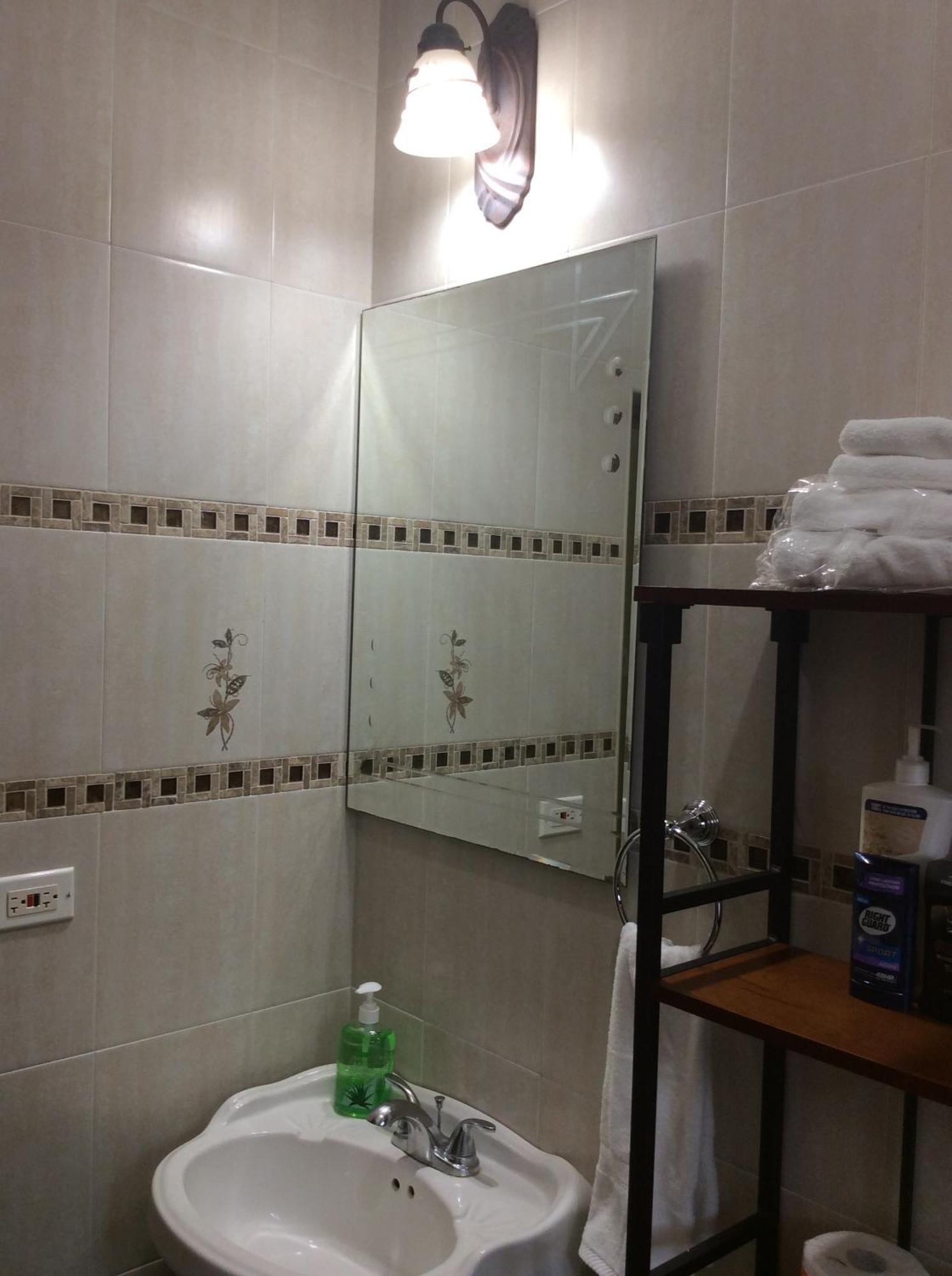 Le Quad - One Bedroom & Studio Apt - Private, Spacious & Secured Kingston Kültér fotó
