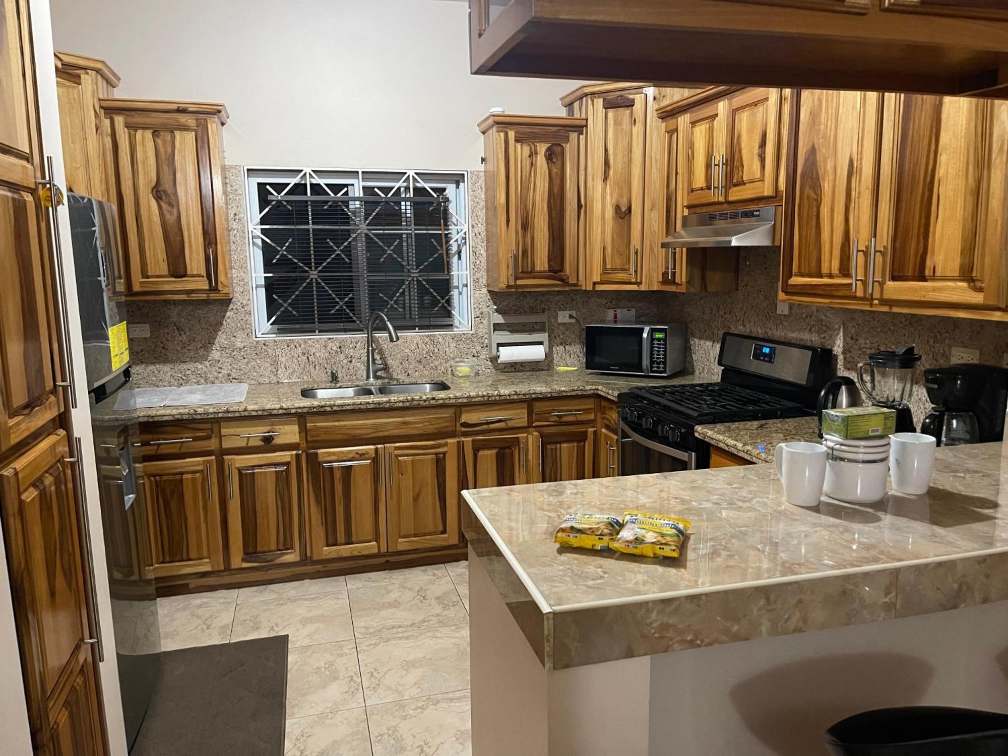 Le Quad - One Bedroom & Studio Apt - Private, Spacious & Secured Kingston Kültér fotó