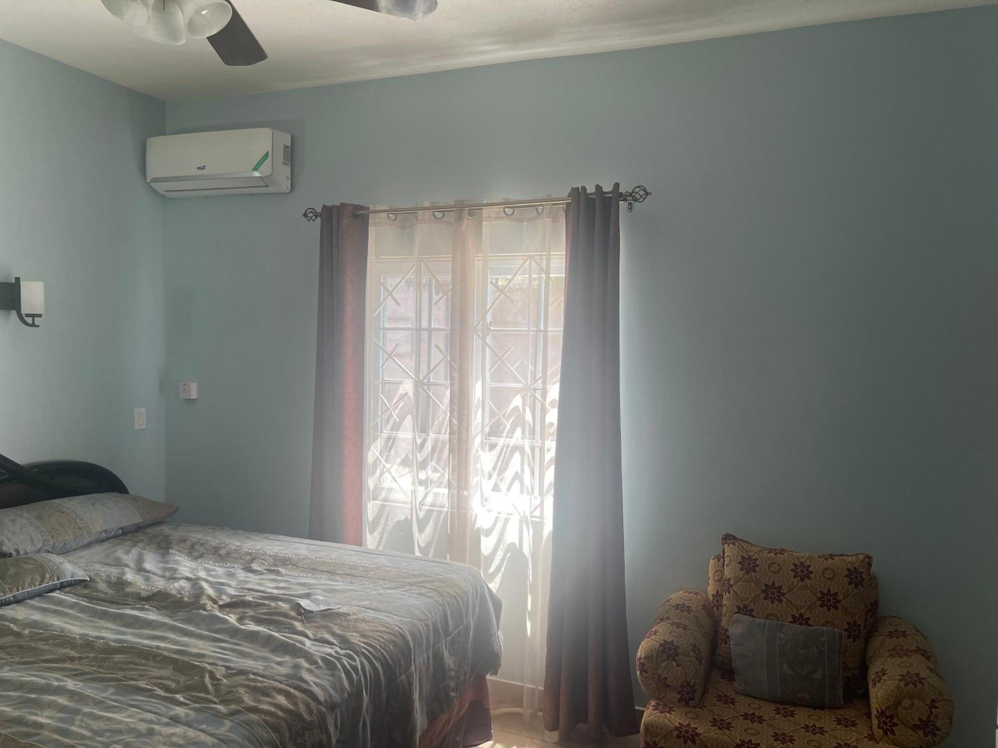 Le Quad - One Bedroom & Studio Apt - Private, Spacious & Secured Kingston Kültér fotó